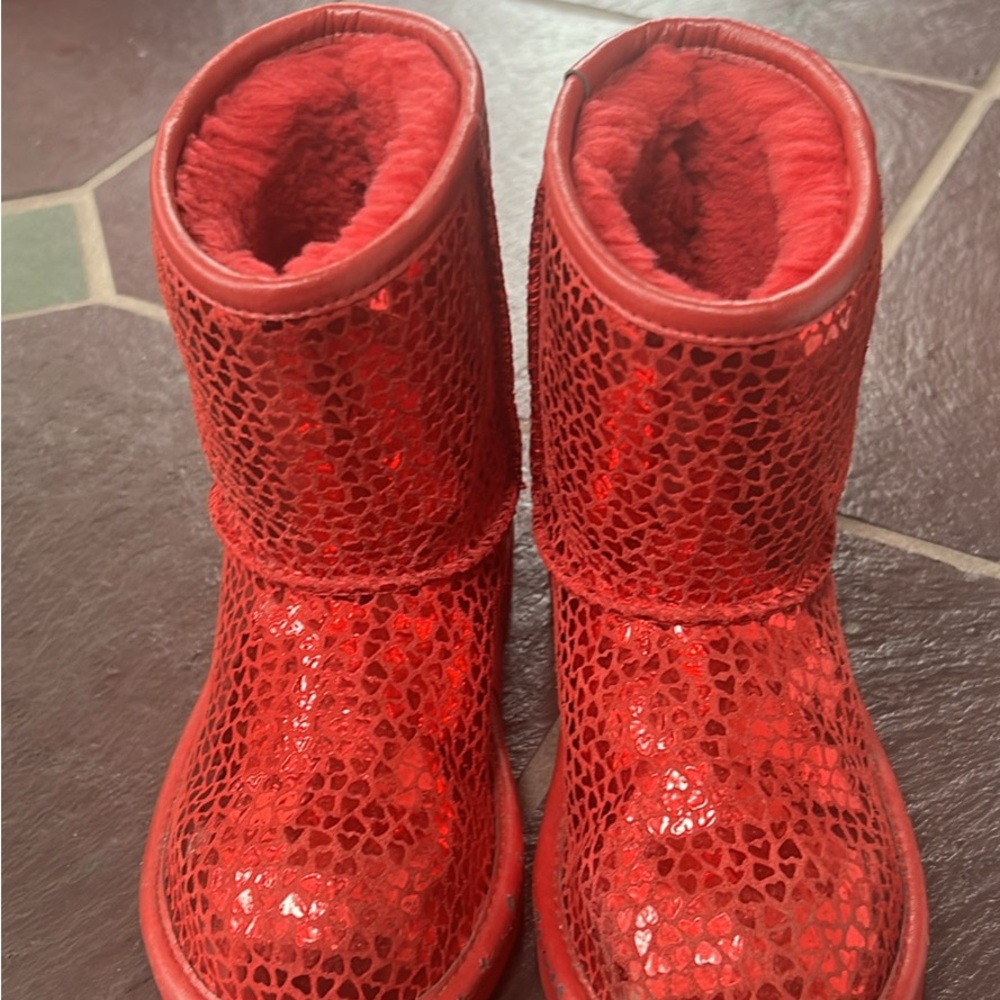 Uggs limited edition red heart boots kids sz 11